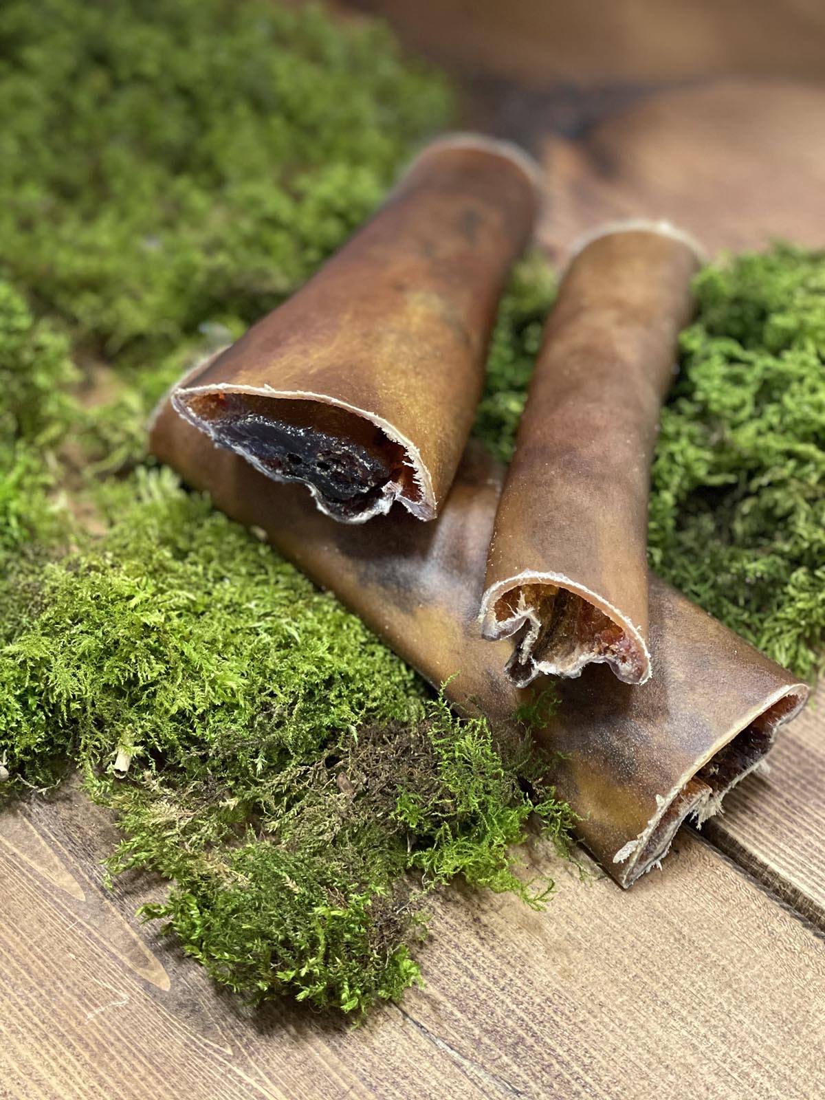 Natural air-dried beef skin dog chews from Floppy Ear – 100% pure beef skin rolls on moss, long-lasting high protein dental treat
